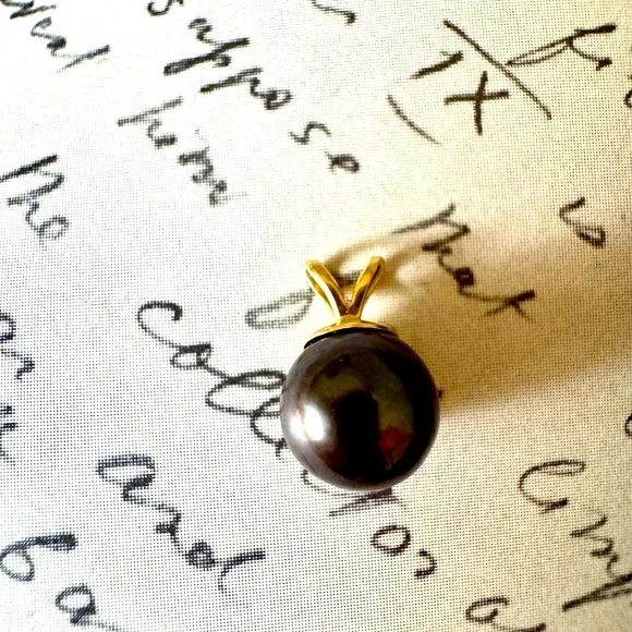 Black Tahitian pearl pendant with 14k gold bail - Picture 2 of 5